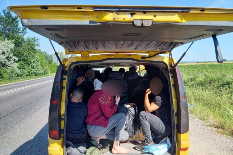 Grúz és moldáv embercsempész rendőrkézen - a 81-es főúton fogták el őket
